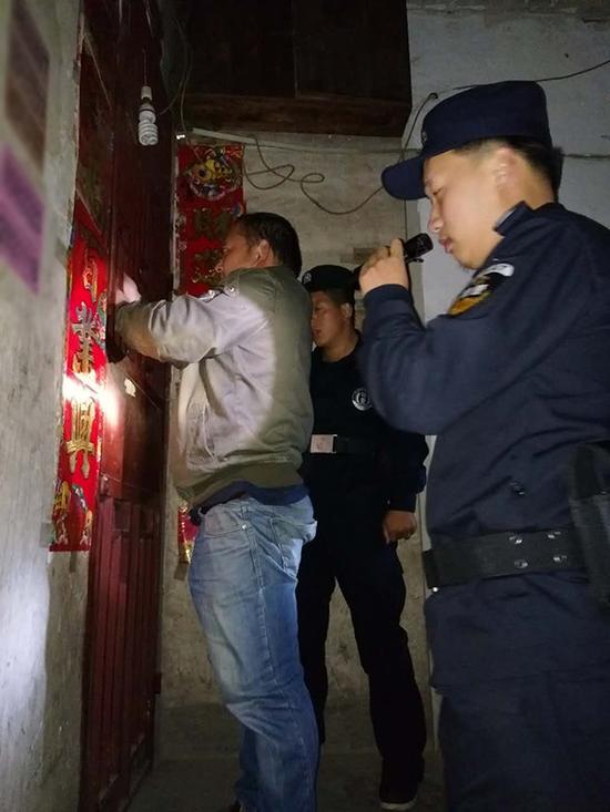 安龙县余记开锁公司粗心妈妈误将幼女锁家中 民警全城寻开锁师傅开门