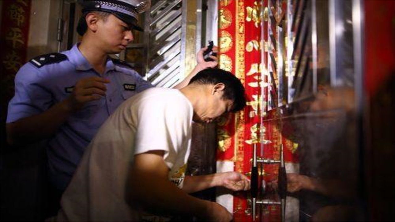 安龙县余记开锁公司请开锁师傅开了锁后，师傅为什么一般都不进门，就算主人请也不进去？